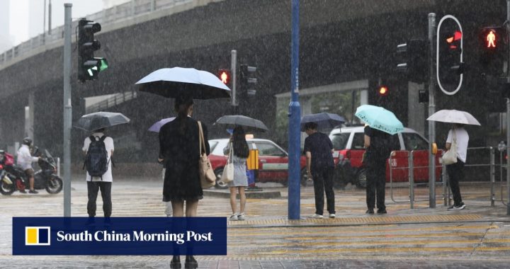 Hujan deras melanda Hong Kong saat makan siang saat hujan petir semakin dekat