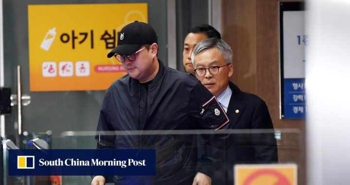 Warga Korea Selatan yang marah menuntut larangan penyanyi Kim Ho-joong atas tuduhan tabrak lari