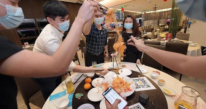 Restoran mempekerjakan kru maskapai penerbangan untuk mengelola kerumunan selama makan malam reuni CNY