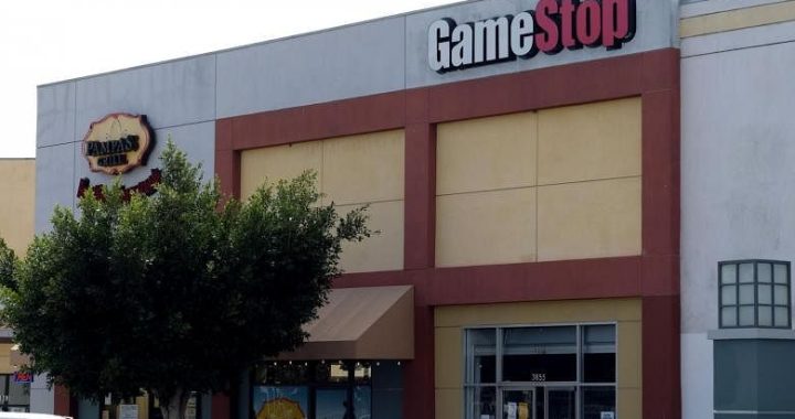 GameStop reli lagi karena regulator AS mengamati perdagangan liar di tengah pertempuran antara investor ritel dan hedge fund