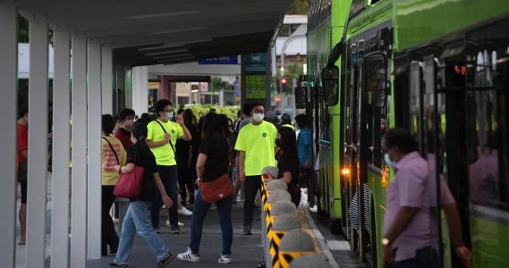 Komuter dengan masalah mobilitas dapat belajar naik bus di persimpangan Jurong East