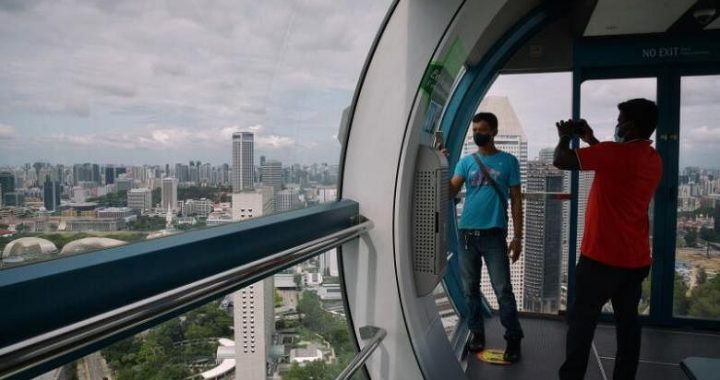 Pekerja migran disuguhi wahana Singapore Flyer, saat S’poreans melakukan giliran yang baik dengan voucher pariwisata