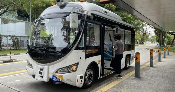 Uji coba bus tanpa pengemudi menarik 320, termasuk penumpang yang penasaran