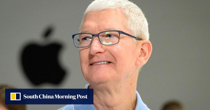 CEO Apple Tim Cook melakukan serangan pesona di China di tengah penjualan iPhone yang lemah di pasar smartphone terbesar di dunia