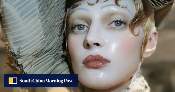 Viral Pat McGrath make-up untuk Martin Margiela haute couture show membuktikan tampilan ‘gadis bersih’ sedang keluar